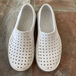 Native white water shoes sz 1